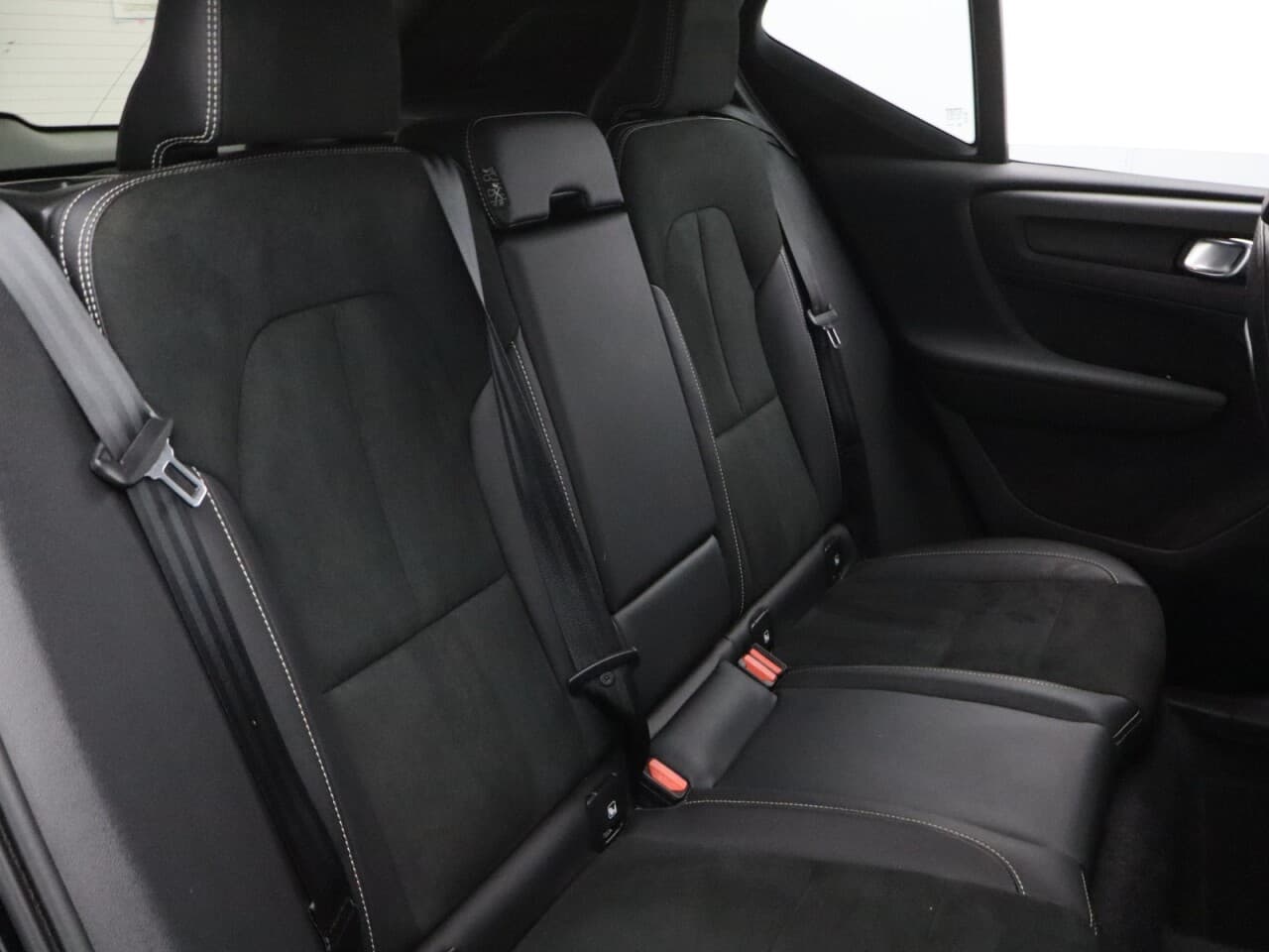 Volvo XC40 2.0 B4 MHEV R-Design — image 43