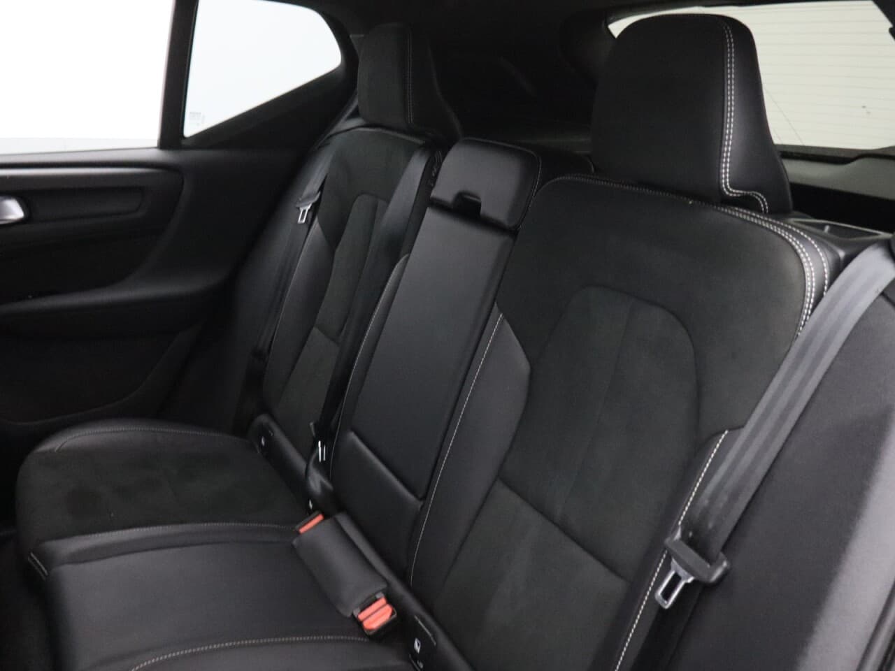 Volvo XC40 2.0 B4 MHEV R-Design — image 44