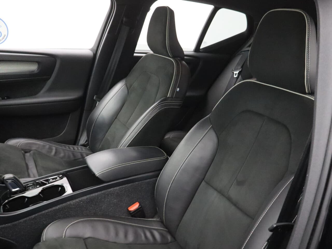 Volvo XC40 2.0 B4 MHEV R-Design — image 46