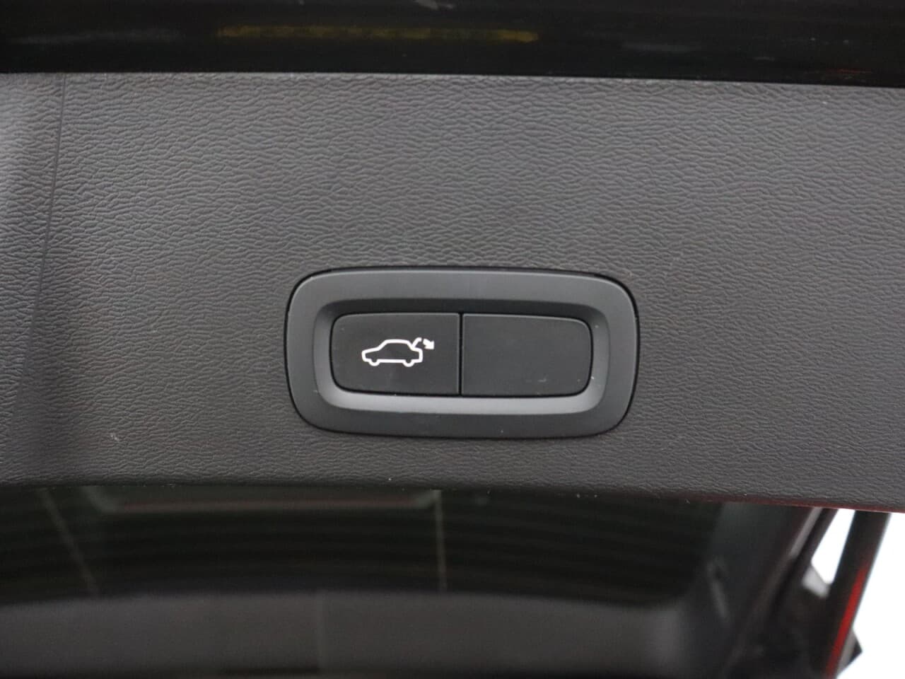 Volvo XC40 2.0 B4 MHEV R-Design — image 48