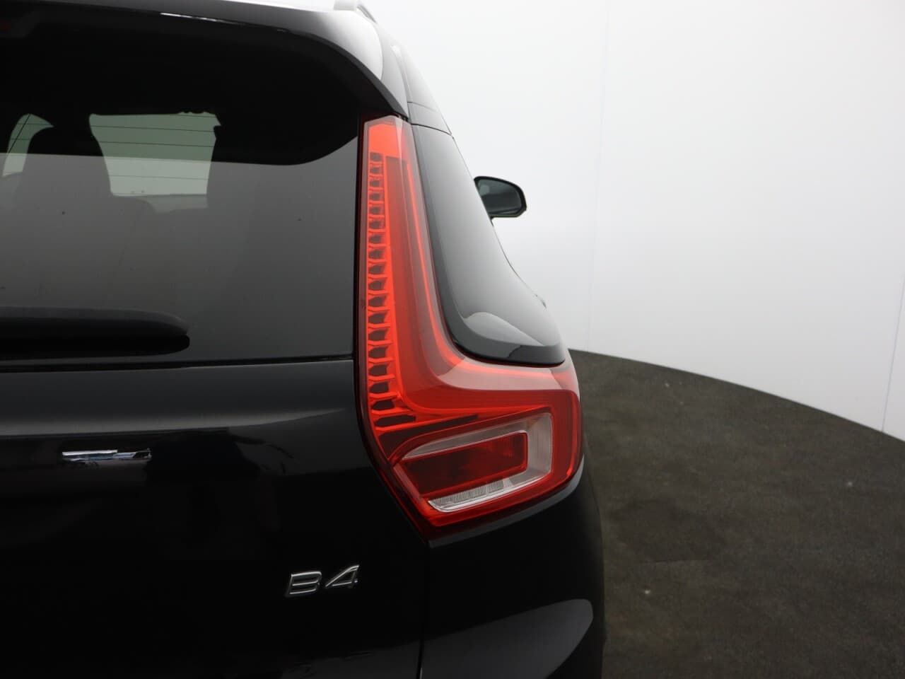 Volvo XC40 2.0 B4 MHEV R-Design — image 58