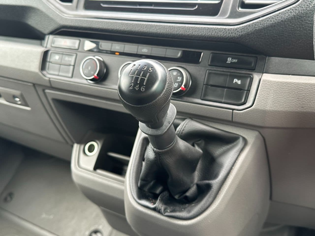 Volkswagen Crafter 2.0 TDI CR35 Commerce Plus — image 40