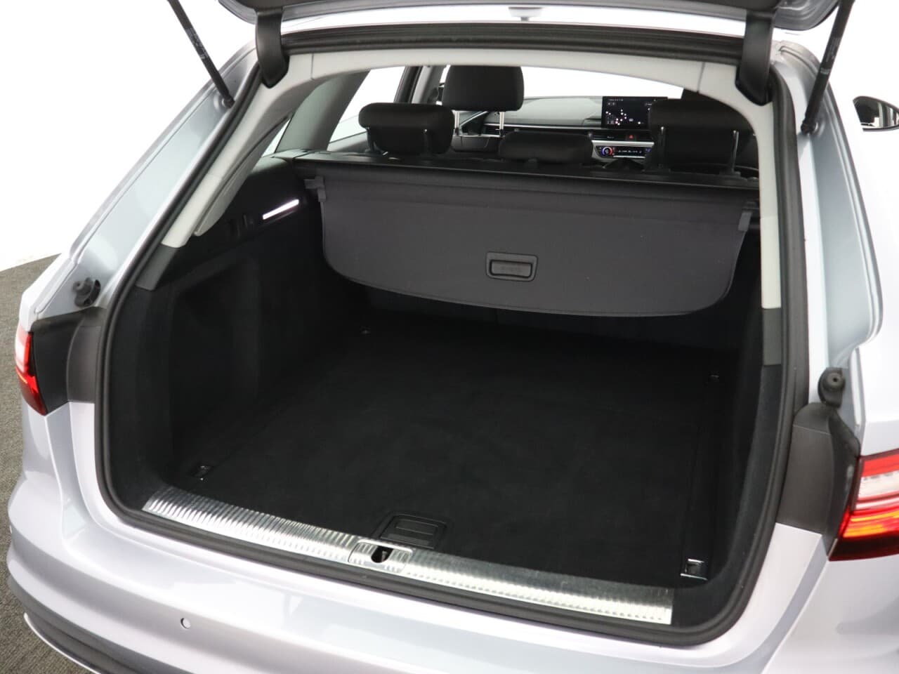Audi A4 Avant 2.0 TFSI 35 Technik — image 42