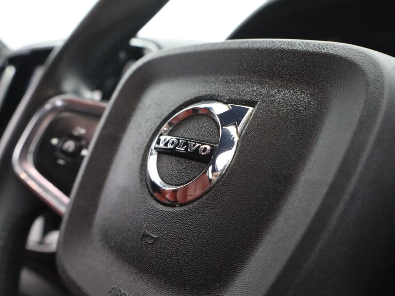 Volvo XC40 2.0 B4 MHEV Inscription Pro — image 17