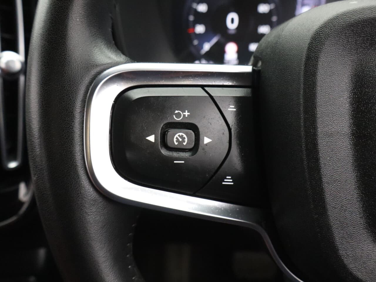 Volvo XC40 2.0 B4 MHEV Inscription Pro — image 18