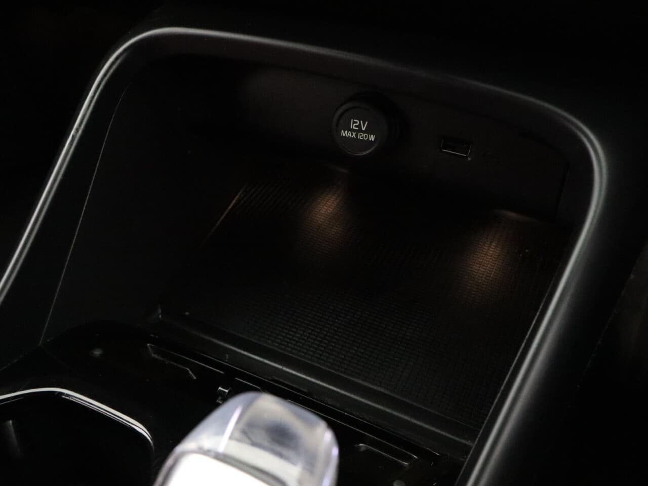 Volvo XC40 2.0 B4 MHEV Inscription Pro — image 27