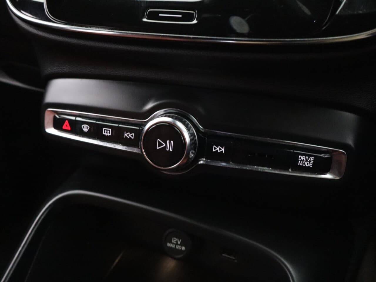 Volvo XC40 2.0 B4 MHEV Inscription Pro — image 28