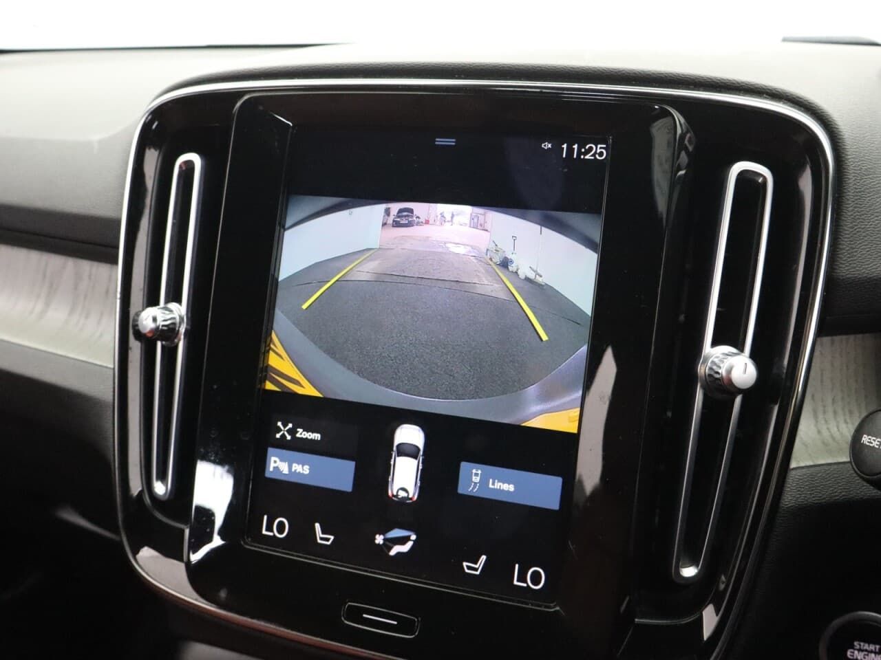 Volvo XC40 2.0 B4 MHEV Inscription Pro — image 32