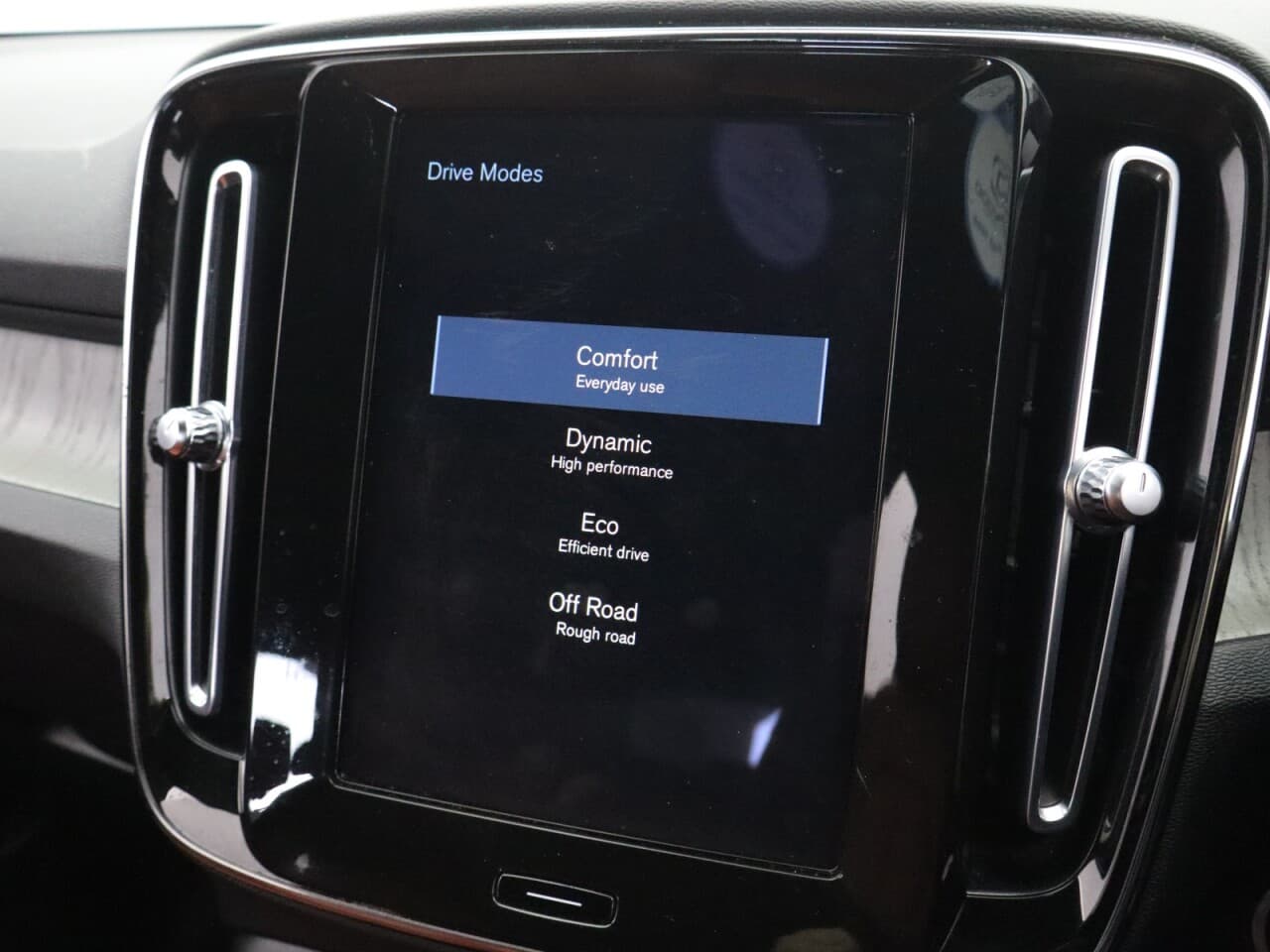 Volvo XC40 2.0 B4 MHEV Inscription Pro — image 34