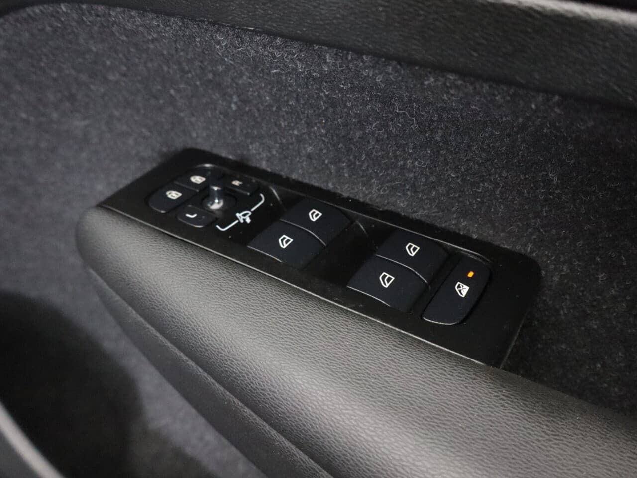 Volvo XC40 2.0 B4 MHEV Inscription Pro — image 48
