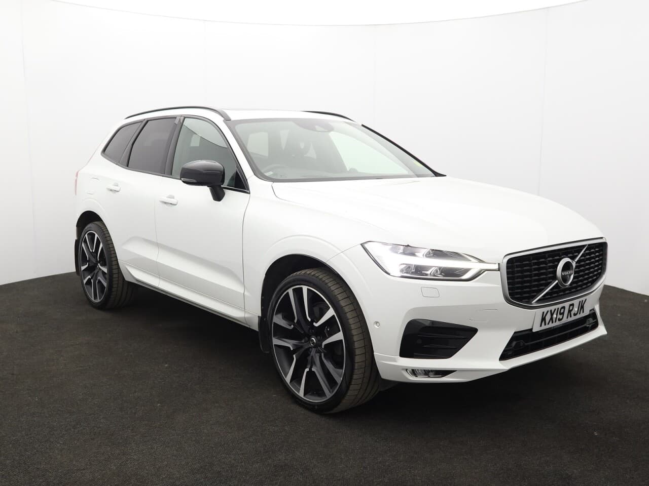 Volvo XC60 2.0 B5 MHEV R-Design Pro — image 1