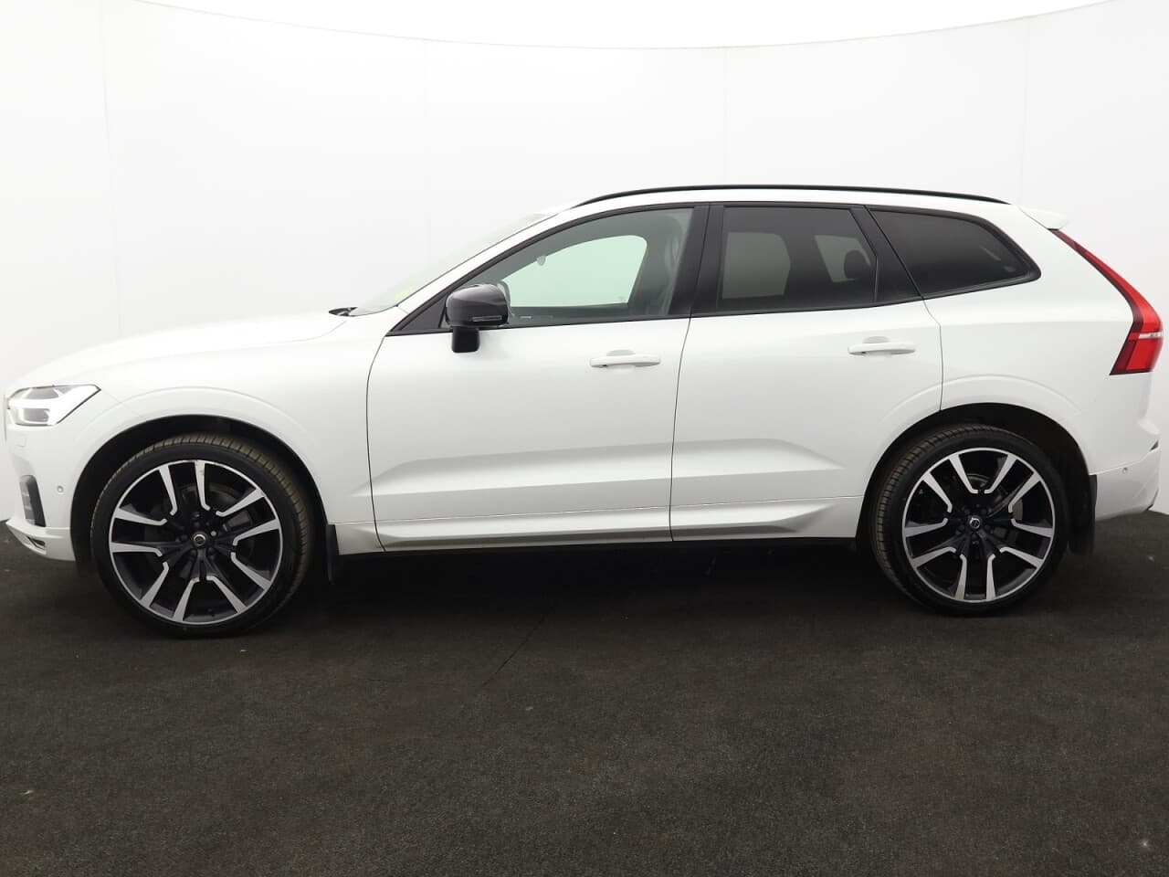 Volvo XC60 2.0 B5 MHEV R-Design Pro — image 6