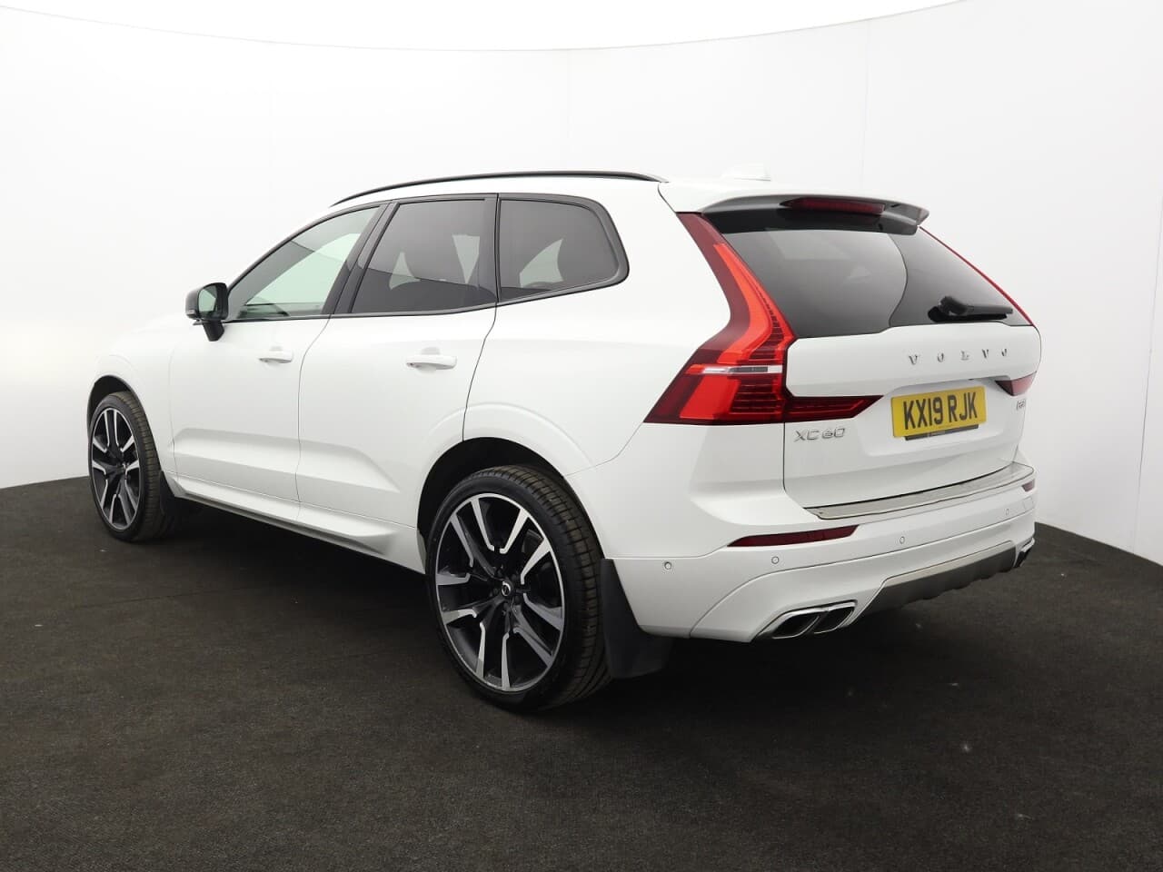 Volvo XC60 2.0 B5 MHEV R-Design Pro — image 8