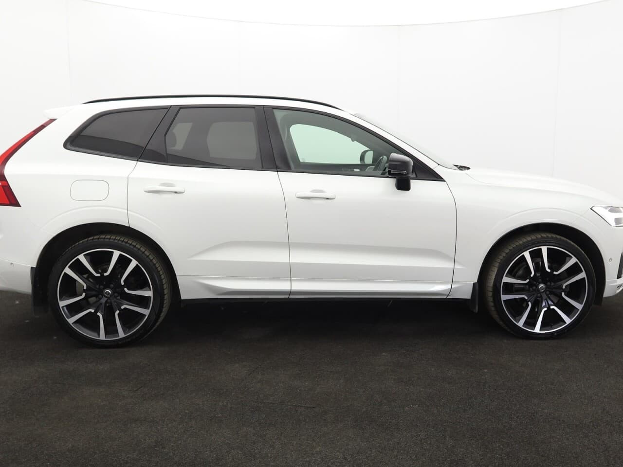 Volvo XC60 2.0 B5 MHEV R-Design Pro — image 11