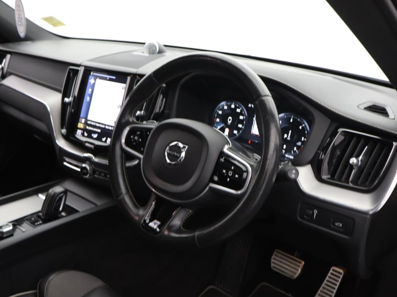 Volvo XC60 2.0 B5 MHEV R-Design Pro — image 14