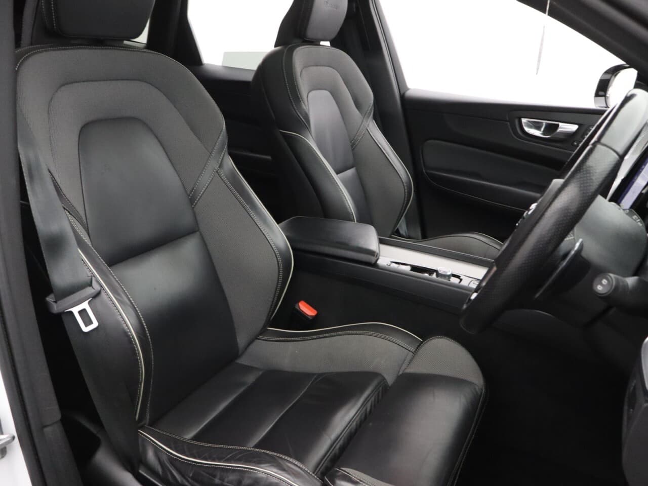 Volvo XC60 2.0 B5 MHEV R-Design Pro — image 16