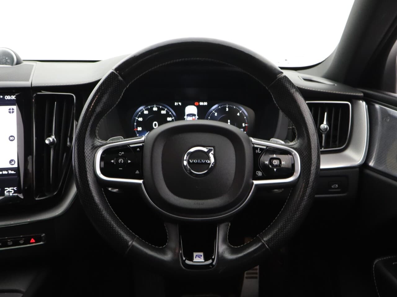 Volvo XC60 2.0 B5 MHEV R-Design Pro — image 17