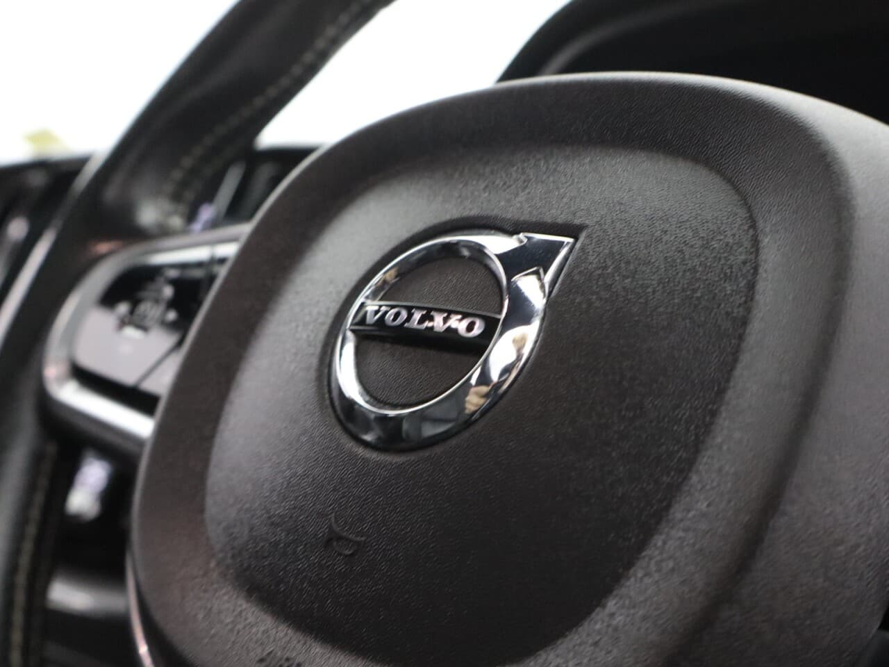 Volvo XC60 2.0 B5 MHEV R-Design Pro — image 18