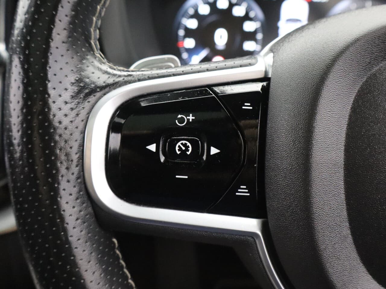 Volvo XC60 2.0 B5 MHEV R-Design Pro — image 21