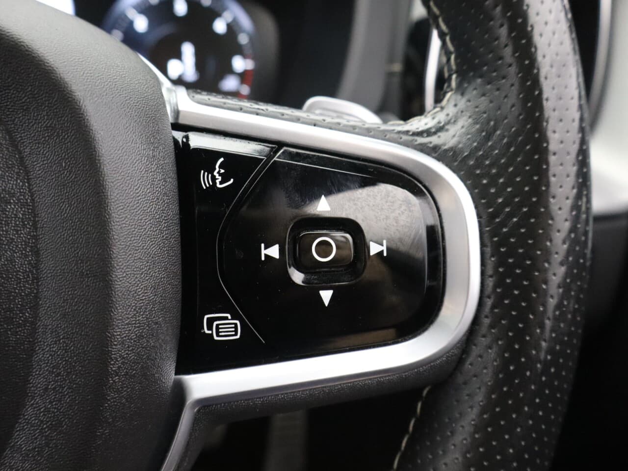 Volvo XC60 2.0 B5 MHEV R-Design Pro — image 22