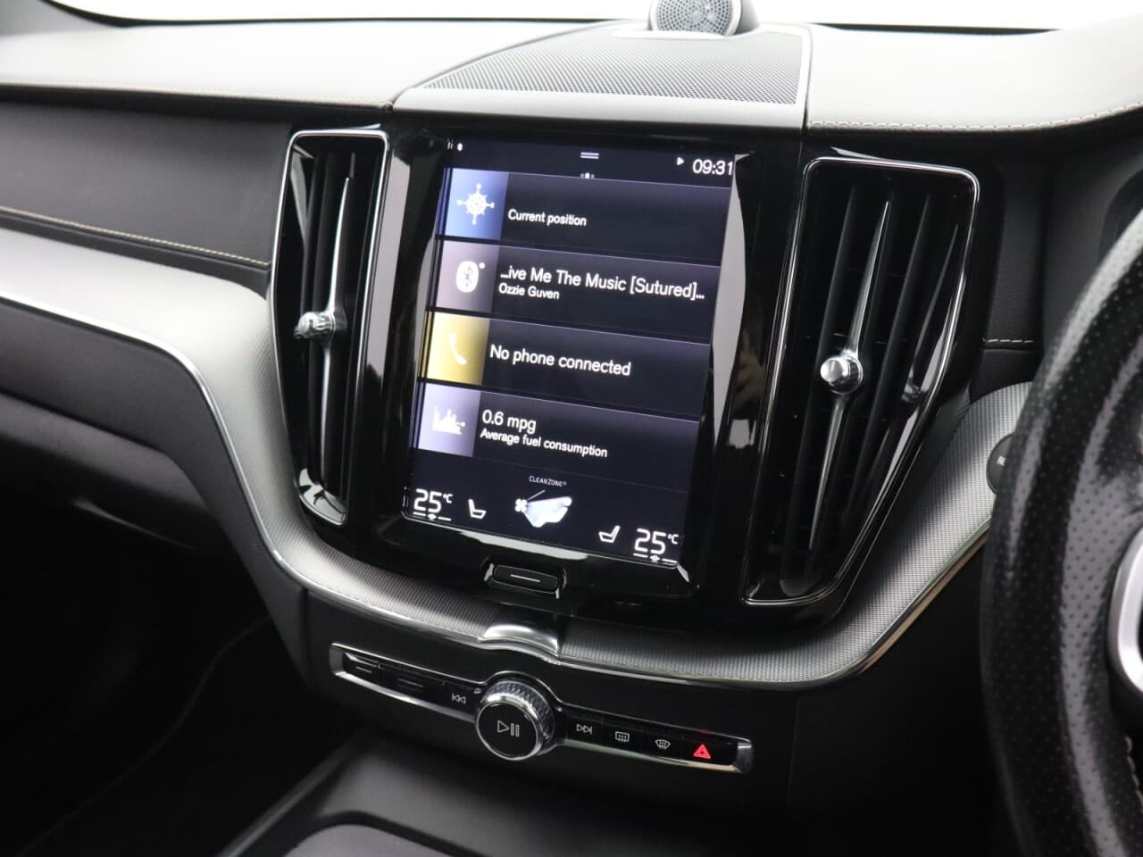 Volvo XC60 2.0 B5 MHEV R-Design Pro — image 24