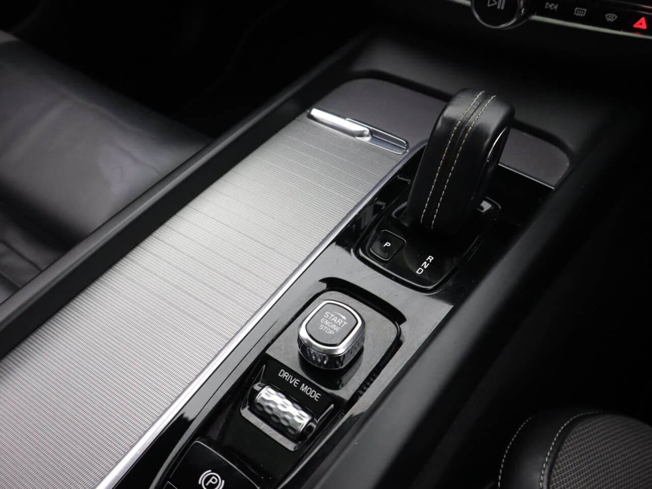 Volvo XC60 2.0 B5 MHEV R-Design Pro — image 25