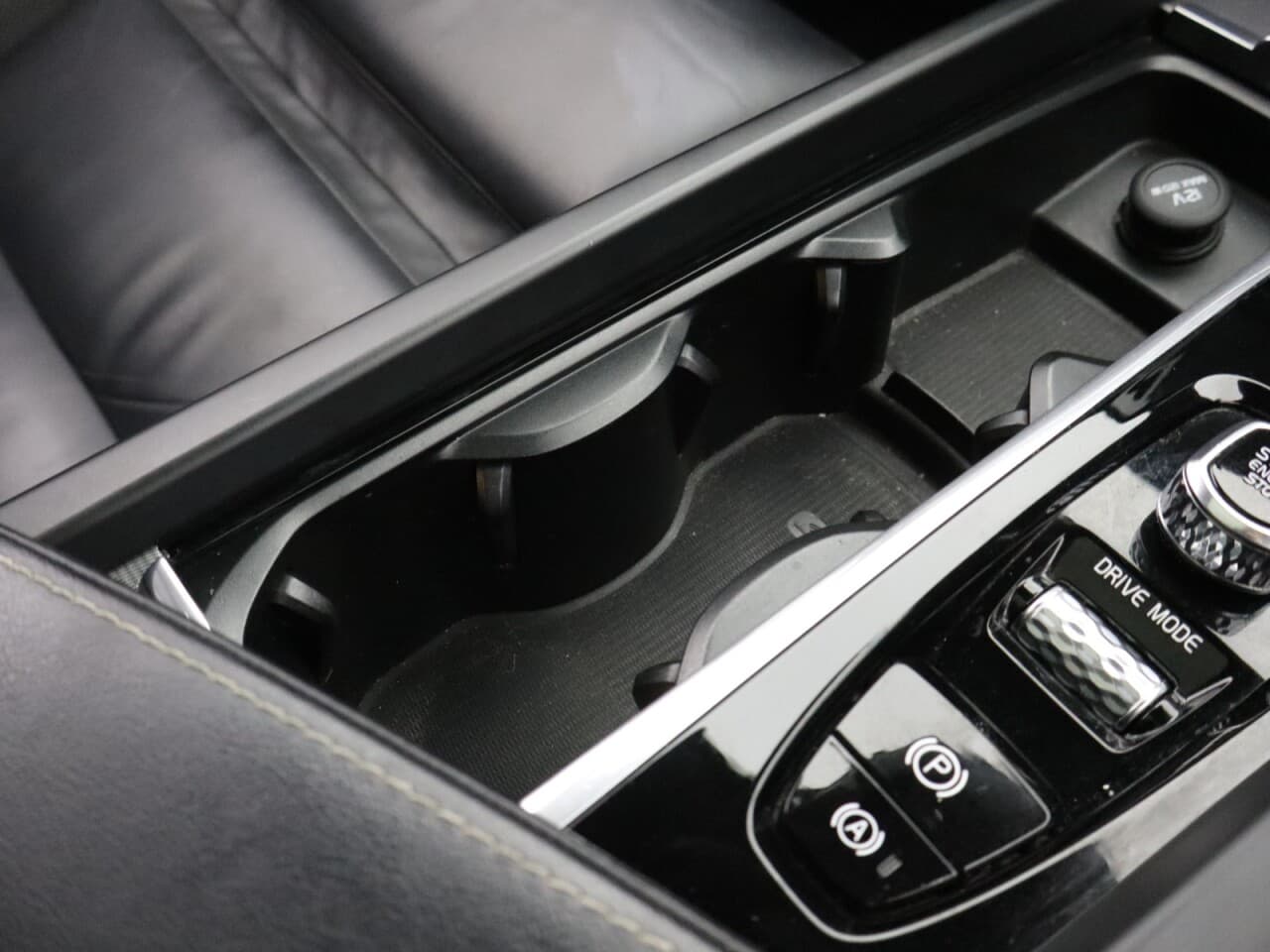 Volvo XC60 2.0 B5 MHEV R-Design Pro — image 27
