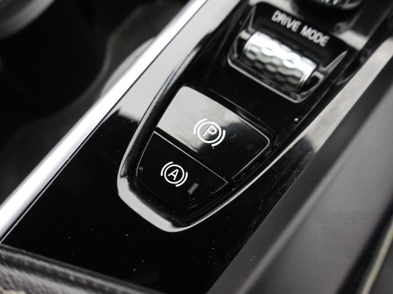 Volvo XC60 2.0 B5 MHEV R-Design Pro — image 28