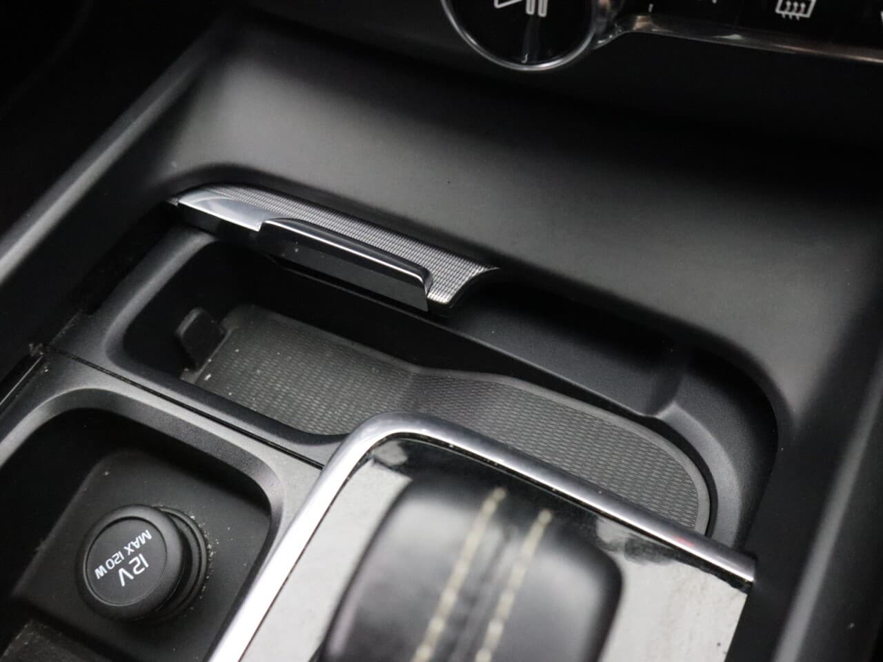 Volvo XC60 2.0 B5 MHEV R-Design Pro — image 30