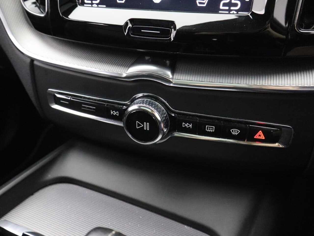 Volvo XC60 2.0 B5 MHEV R-Design Pro — image 32