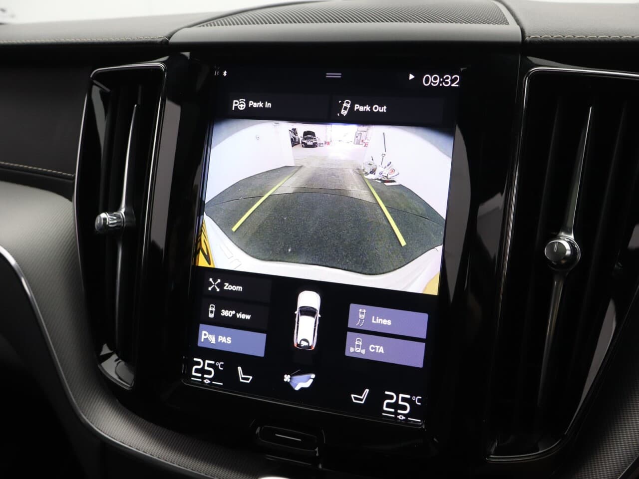 Volvo XC60 2.0 B5 MHEV R-Design Pro — image 34