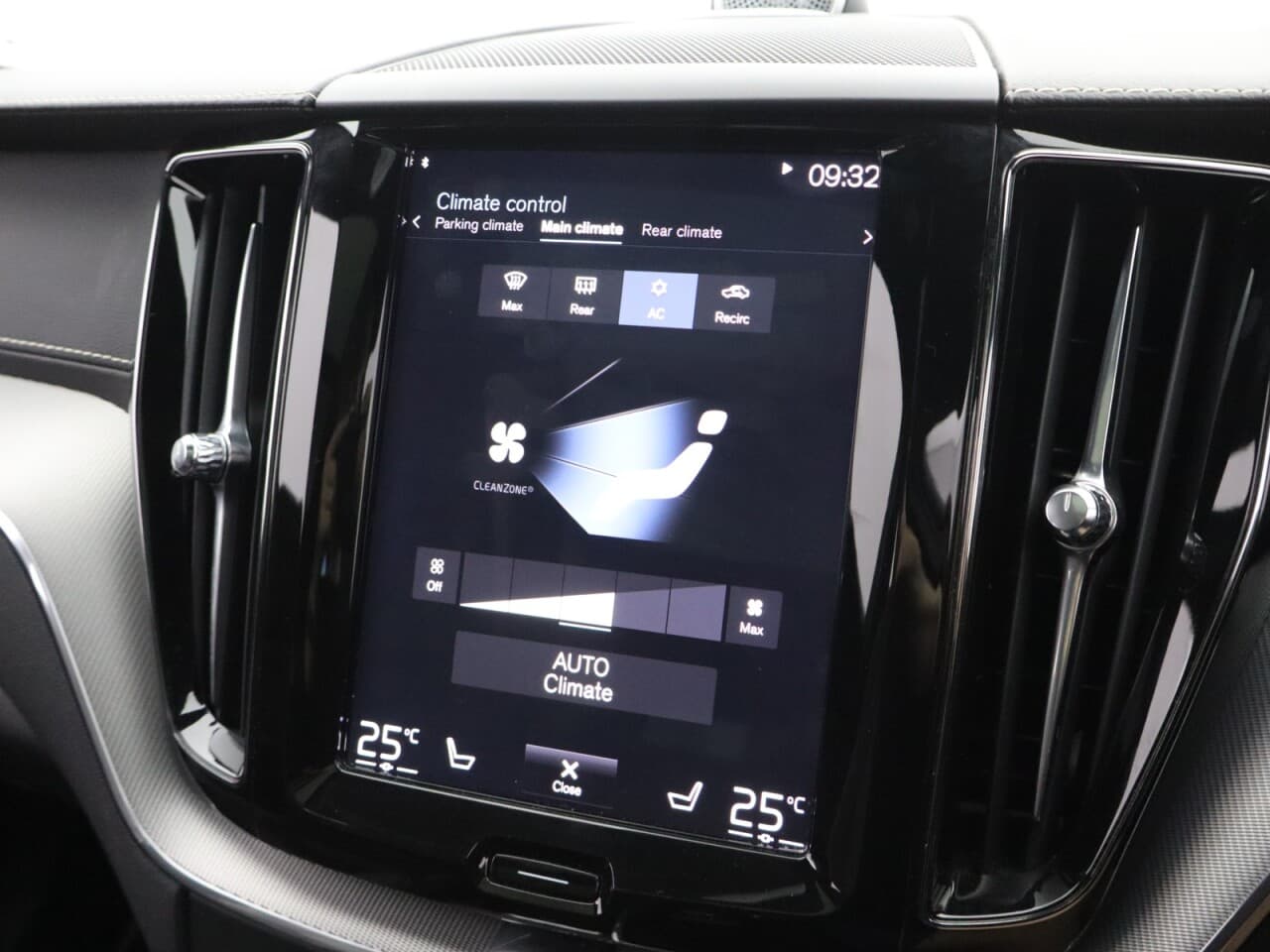 Volvo XC60 2.0 B5 MHEV R-Design Pro — image 37
