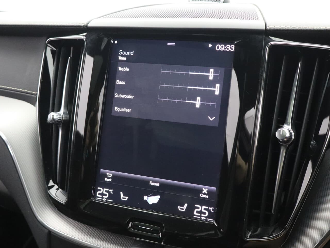 Volvo XC60 2.0 B5 MHEV R-Design Pro — image 38