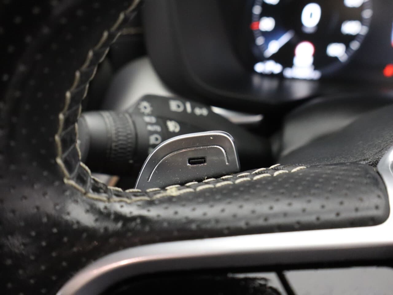 Volvo XC60 2.0 B5 MHEV R-Design Pro — image 41