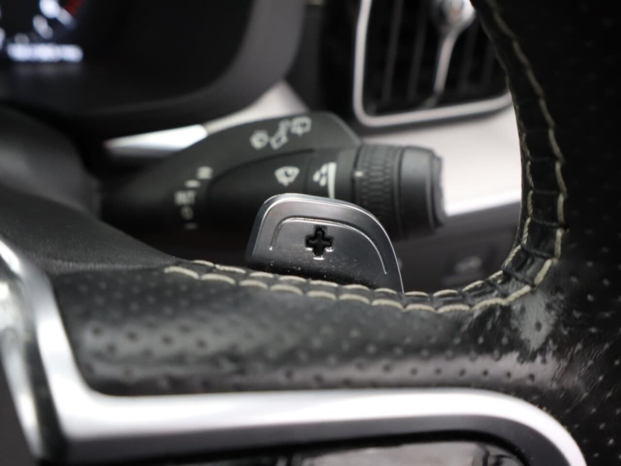Volvo XC60 2.0 B5 MHEV R-Design Pro — image 42