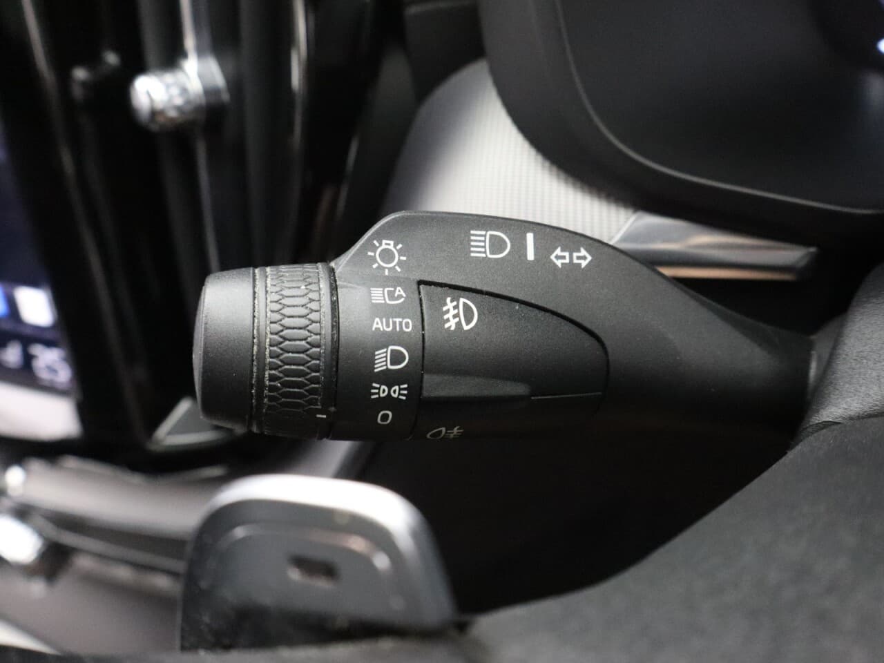 Volvo XC60 2.0 B5 MHEV R-Design Pro — image 44