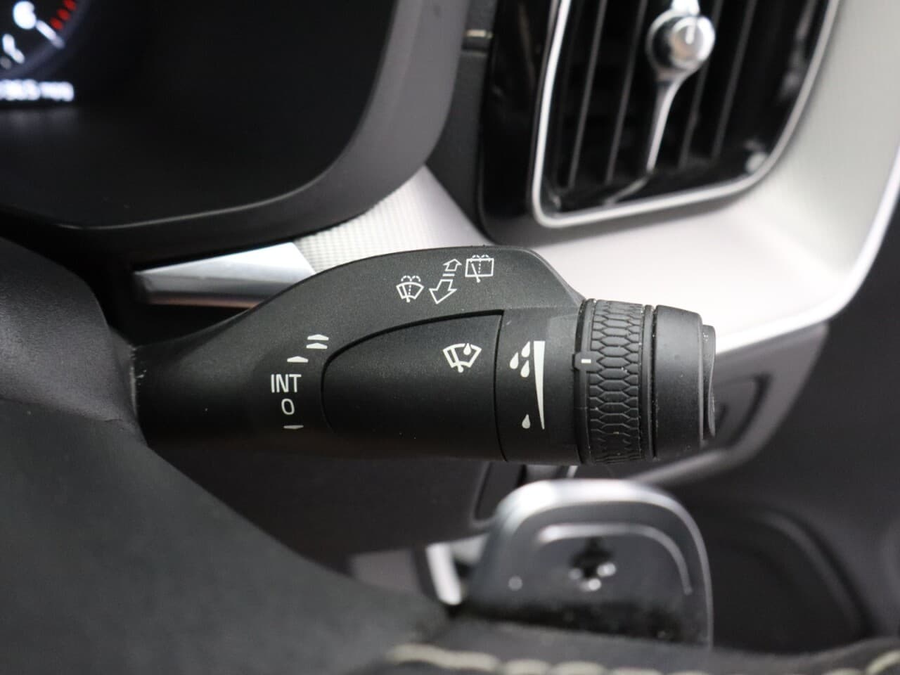 Volvo XC60 2.0 B5 MHEV R-Design Pro — image 45
