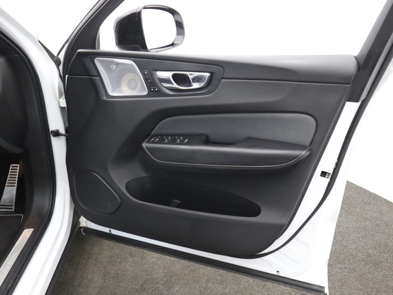 Volvo XC60 2.0 B5 MHEV R-Design Pro — image 52