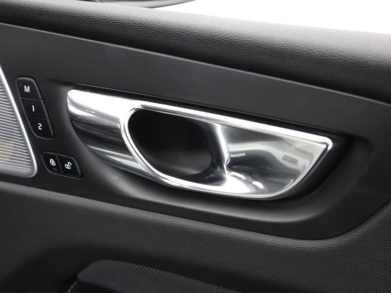Volvo XC60 2.0 B5 MHEV R-Design Pro — image 57