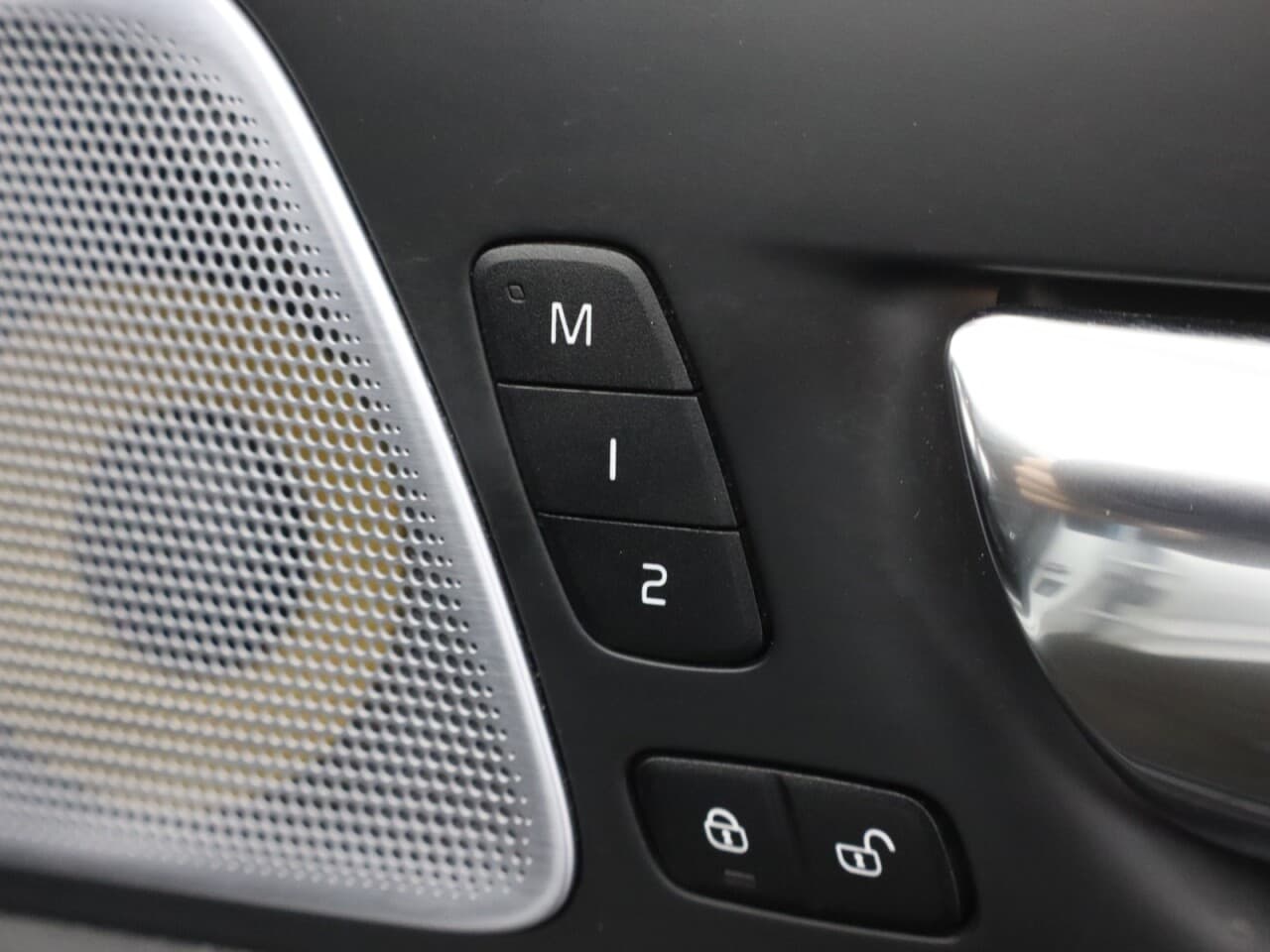 Volvo XC60 2.0 B5 MHEV R-Design Pro — image 59