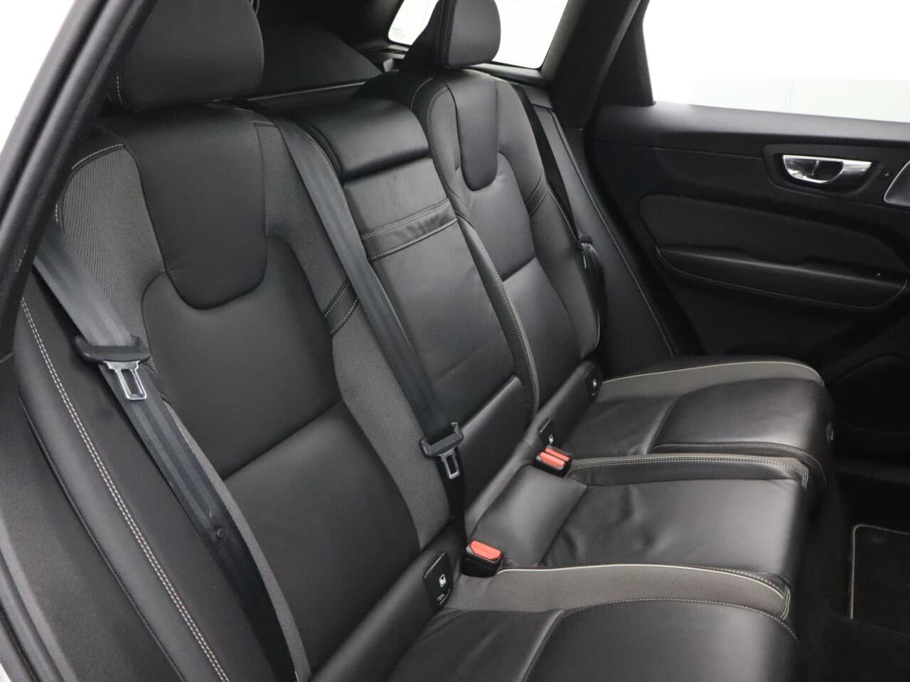 Volvo XC60 2.0 B5 MHEV R-Design Pro — image 50