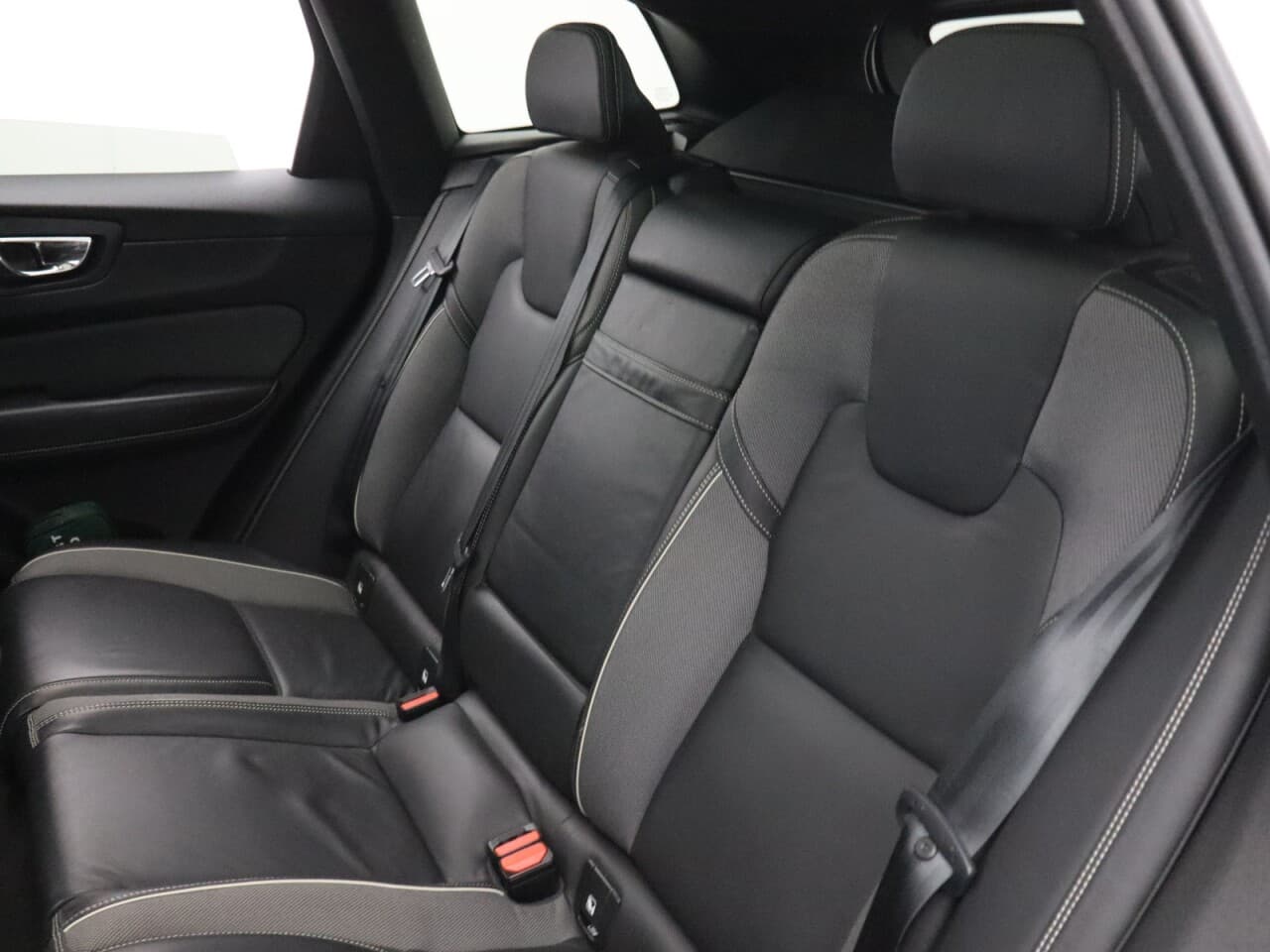 Volvo XC60 2.0 B5 MHEV R-Design Pro — image 46