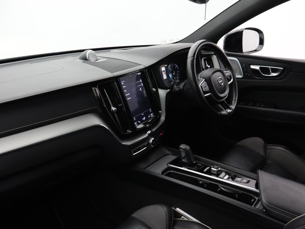 Volvo XC60 2.0 B5 MHEV R-Design Pro — image 47