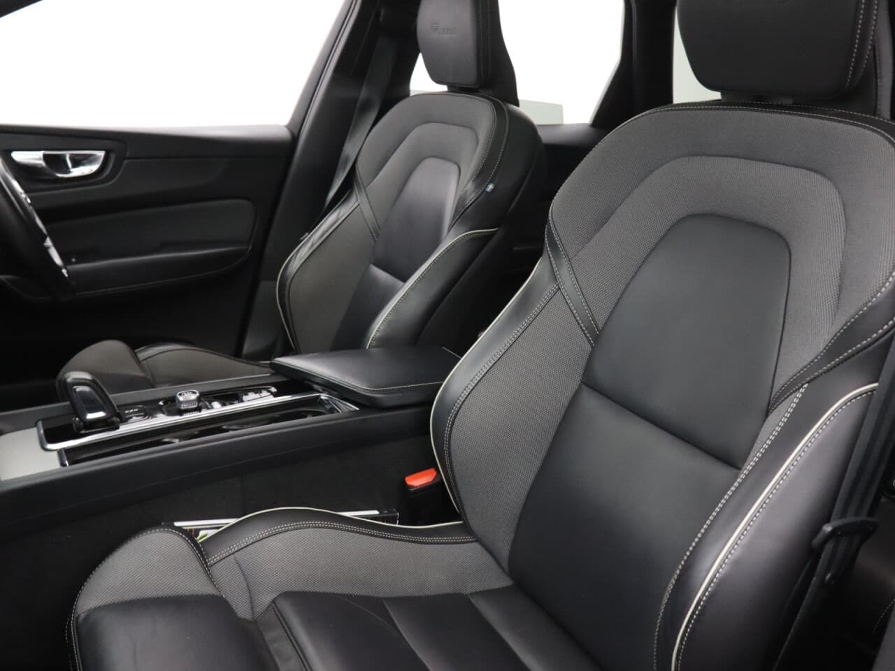 Volvo XC60 2.0 B5 MHEV R-Design Pro — image 48