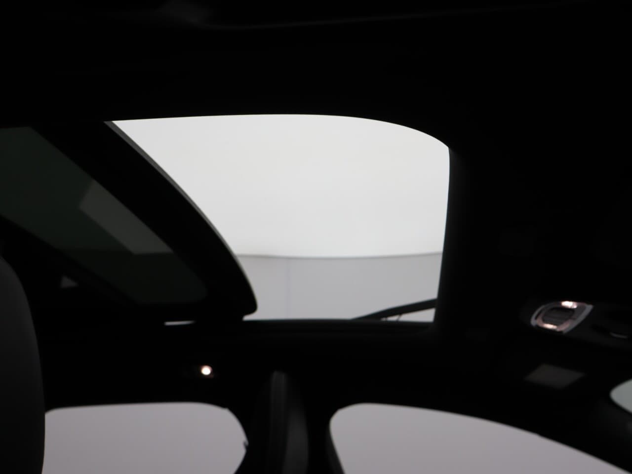 Volvo XC60 2.0 B5 MHEV R-Design Pro — image 60