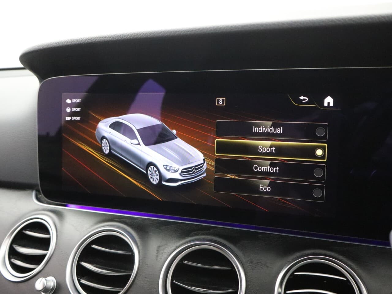 Mercedes-Benz E Class 2.0 E300dh MHEV AMG Line (Premium) — image 35