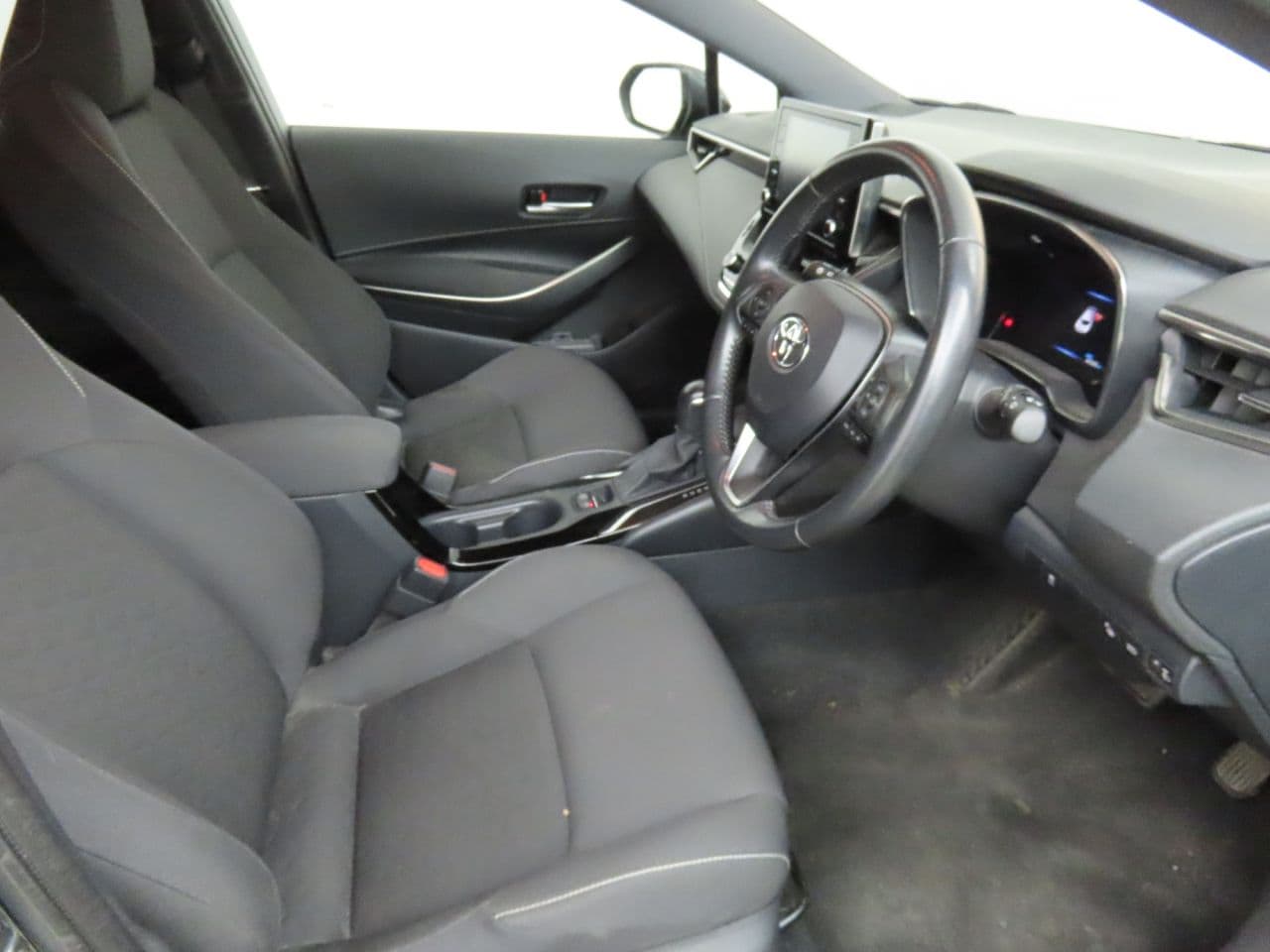 Toyota Corolla 1.8 VVT-h Design — image 9