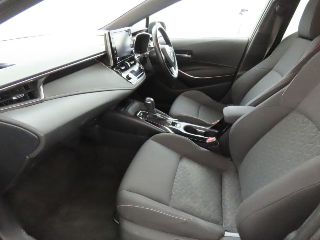 Toyota Corolla 1.8 VVT-h Design — image 10