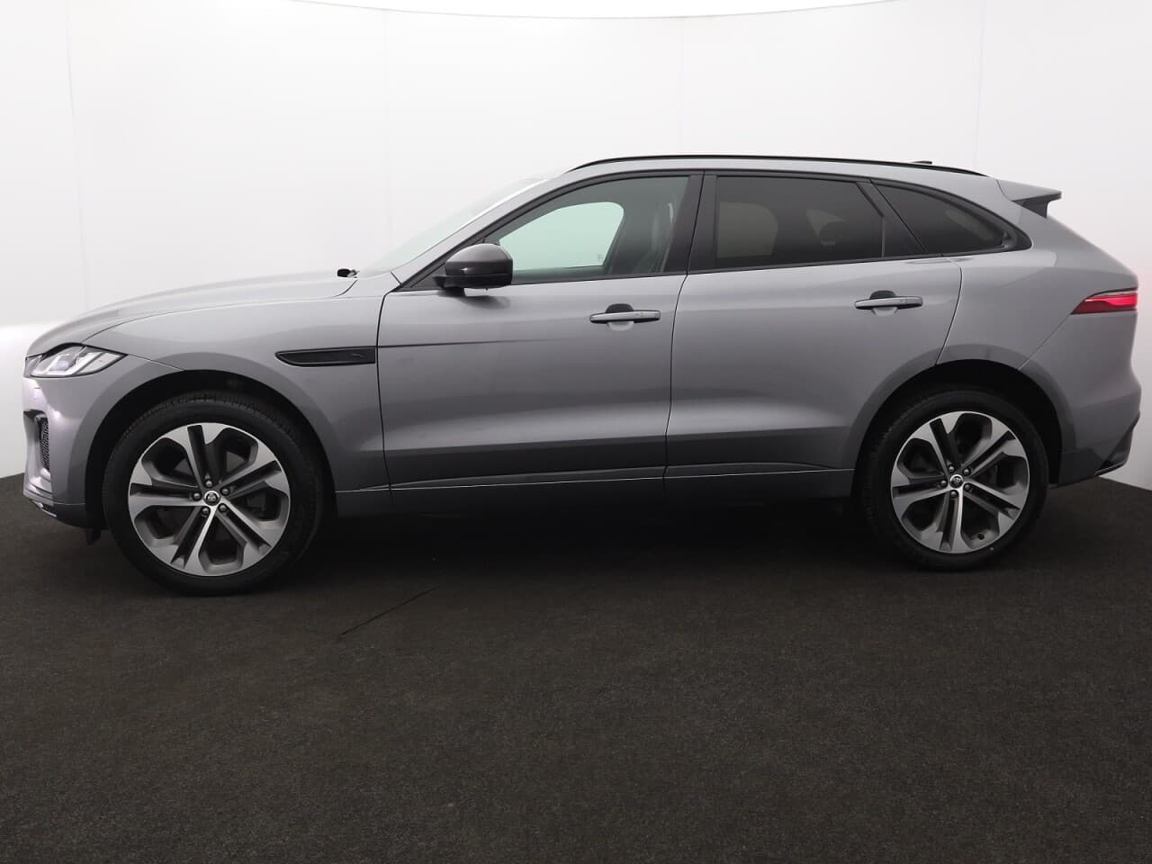 Jaguar F-Pace 2.0 D200 MHEV R-Dynamic HSE Black — image 6