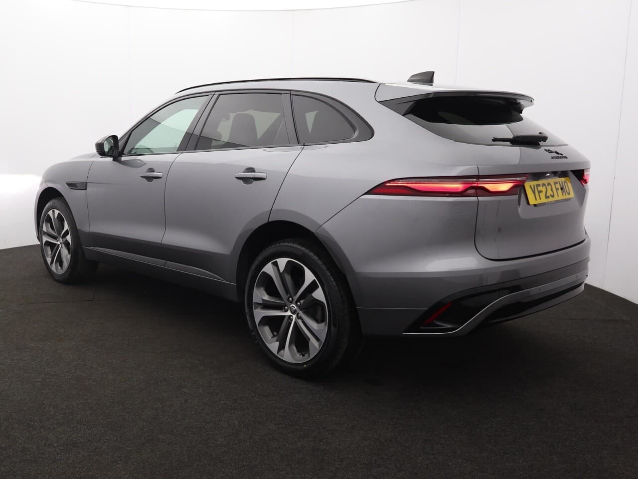 Jaguar F-Pace 2.0 D200 MHEV R-Dynamic HSE Black — image 8